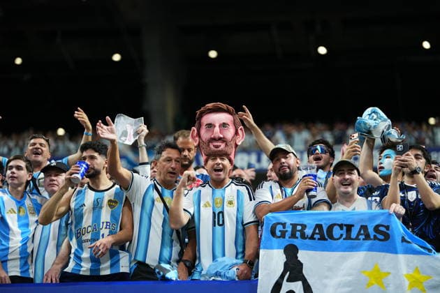 England v Argentina - FIFA World Cup, WM, Weltmeisterschaft, Fussball 2026 - Semi Finals ATLANTA, USA - JULY 15: Supporters of Argentina pose for the photo prior the 2026 FIFA World Cup semi-final match between England and Argentina at Mercedes-Benz Stadium (Atlanta Stadium) in Atlanta, Georgia, United States on July 15, 2026. Evrim Aydin Anadolu Georgia United States. Editorial use only. Please get in touch for any other usage.  Copyright: x2026xAnadoluxEvrimxAydinx
