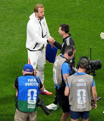 Harry Kane of England and Lionel Messi of Argentina shake hands. England v Argentina, 2026 FIFA World Cup, WM, Weltmeisterschaft, Fussball Semi Final, Football, Atlanta Stadium, Atlanta, Georgia, USA - 15 Jul 2026Atlanta Atlanta Stadium Georgia (GA) United States of America  Copyright: xIsmaelxAdnan Shutterstockx 16992263p