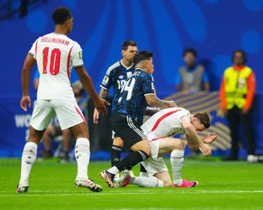 Lisandro Martinez of Argentina fouls Elliot Anderson of England England v Argentina, 2026 FIFA World Cup, WM, Weltmeisterschaft, Fussball Semi Final, Football, Atlanta Stadium, Atlanta, Georgia, USA - 15 Jul 2026Atlanta Atlanta Stadium Georgia (GA) United States of America  Copyright: xJavierxGarcia Shutterstockx 16992264az