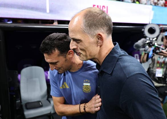 FIFA World Cup, WM, Weltmeisterschaft, Fussball 2026 semifinals - England vs Argentina England s head coach Thomas Tuchel (R) and Argentina s head coach Lionel Scaloni react ahead of the FIFA World Cup 2026 semifinals match England against Argentina, in Atlanta, USA, 15 July 2026. ATLANTA United States  Copyright: xRONALDxWITTEKx