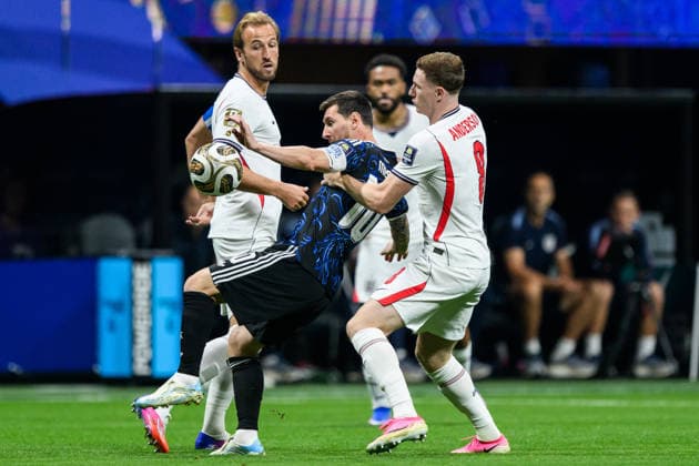 260715 Harry Kane and Elliot Anderson of England against Lionel Messi of Argentina during the FIFA World Cup, WM, Weltmeisterschaft, Fussball 2026 semifinal football match between England and Argentina on July 15, 2026 in Atlanta. Photo: Joel Marklund BILDBYRAN kod JM JM0828 bbeng fotboll football soccer fotball vm fotbolls-vm fotball-vm fotbolls-vm 2026 fifa world cup 2026 semifinal england argentina *** July 15, 2026: Harry Kane and Elliot Anderson of England face off against Lionel Messi of Argentina during the 2026 FIFA World Cup semifinal soccer match between England and Argentina on July 15, 2026 in Atlanta. Photo by Joel Marklund. BILDBYRAN code JM JM0828 bbeng soccer football soccer World Cup soccer World Cup 2026 FIFA World Cup 2026 semifinal England Argentina  Copyright: JOELxMARKLUND BB260715JM018