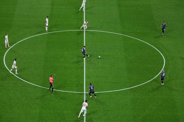 FIFA World Cup, WM, Weltmeisterschaft, Fussball 2026 semifinals - England vs Argentina Lionel Messi of Argentina (C) takes the kick-off in action during the FIFA World Cup 2026 semifinals match England against Argentina, in Atlanta, USA, 15 July 2026. ATLANTA United States  Copyright: xCRISTOBALxHERRERA-ULASHKEVICHx
