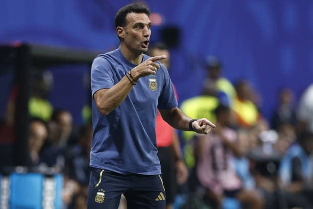 FIFA World Cup, WM, Weltmeisterschaft, Fussball 2026 semifinals - England vs Argentina Argentina s head coach Lionel Scaloni reacts during the FIFA World Cup 2026 semifinals match England against Argentina, in Atlanta, USA, 15 July 2026. ATLANTA United States  Copyright: xWILLxOLIVERx