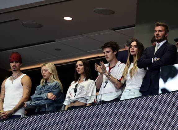 FIFA World Cup, WM, Weltmeisterschaft, Fussball 2026 semifinals - England vs Argentina Former English soccer player David Beckham (R) and family during the FIFA World Cup 2026 semifinals match England against Argentina, in Atlanta, USA, 15 July 2026. ATLANTA United States  Copyright: xRONALDxWITTEKx