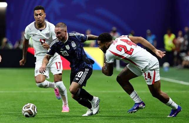 FIFA World Cup, WM, Weltmeisterschaft, Fussball 2026 semifinals - England vs Argentina (L-R) Morgan Rogers of England, Alexis Mac Allister of Argentina and Reece James of England in action during the FIFA World Cup 2026 semifinals match England against Argentina, in Atlanta, USA, 15 July 2026. ATLANTA United States  Copyright: xRONALDxWITTEKx
