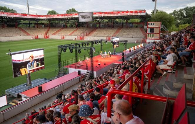 Fußball, Saison 2026 2027, 1. Bundesliga, 1. FC Union Berlin, Union-Theater, Und niemals vergessen: Eisern Union - Das Stück zum Spiel, erste Vorstellung im Stadion An der Alten Försterei, im Bild: Bühne und Zuschauer, 15.07. 2026, *** Soccer, 2026–2027 season, Bundesliga 1, 1. FC Union Berlin, Union Theater, And Never Forget: Eisern Union —the play based on the game, first performance at the An der Alten Försterei stadium; pictured: the stage and the audience, July 15, 2026, Copyright: xMatthiasxKochx