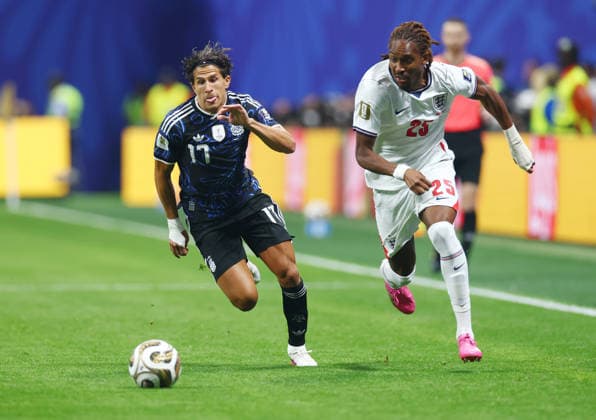 Argentina s Giuliano Simeone (17) and England s Djed Spence battle for the ball in the first half of their semi-final FIFA World Cup, WM, Weltmeisterschaft, Fussball match at Atlanta Stadium in Atlanta, Georgia, on Wednesday, July 15, 2026.  ATL20260715906 CHRISTIANxBRUNSKILL