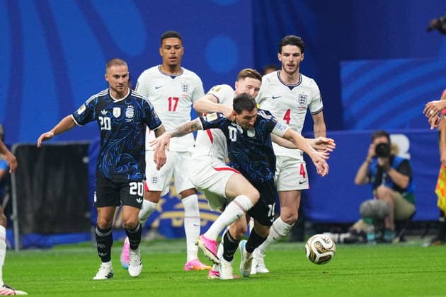 England v Argentina - FIFA World Cup, WM, Weltmeisterschaft, Fussball 2026 - Semi Finals ATLANTA, USA - JULY 15: Lionel Messi (10) of Argentina in action against Elliot Anderson (8) of England during the 2026 FIFA World Cup semi-final match between England and Argentina at Mercedes-Benz Stadium (Atlanta Stadium) in Atlanta, Georgia, United States on July 15, 2026. Evrim Aydin Anadolu Georgia United States. Editorial use only. Please get in touch for any other usage.  Copyright: x2026xAnadoluxEvrimxAydinx