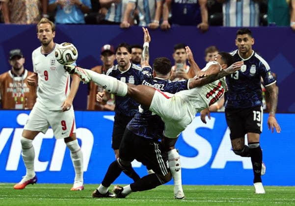 FIFA World Cup, WM, Weltmeisterschaft, Fussball 2026 semifinals - England vs Argentina Jude Bellingham of England (CR) and Enzo Fernandez of Argentina (CL) in action during the FIFA World Cup 2026 semifinals match England against Argentina, in Atlanta, USA, 15 July 2026. ATLANTA United States  Copyright: xRONALDxWITTEKx