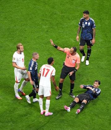 The referee speaks with Morgan Rogers of England as Leandro Paredes of Argentina is seen on the floor. England v Argentina, 2026 FIFA World Cup, WM, Weltmeisterschaft, Fussball Semi Final, Football, Atlanta Stadium, Atlanta, Georgia, USA - 15 Jul 2026Atlanta Atlanta Stadium Georgia (GA) United States of America  Copyright: xIsmaelxAdnan Shutterstockx 16992263ak