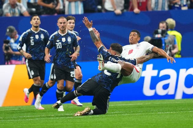 England v Argentina - FIFA World Cup, WM, Weltmeisterschaft, Fussball 2026 - Semi Finals ATLANTA, GEORGIA - JULY 15: England’s Jude Bellingham (10) is tackled by Argentina’s Enzo Fernandez during the 2026 FIFA World Cup semifinal match between England and Argentina at Atlanta Stadium in Atlanta, Georgia, United States, on July 15, 2026. Evrim Aydin Anadolu Georgia United States. Editorial use only. Please get in touch for any other usage.  Copyright: x2026xAnadoluxEvrimxAydinx