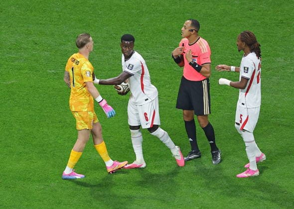 FIFA World Cup, WM, Weltmeisterschaft, Fussball 2026 semifinals - England vs Argentina Referee Ismail Elfath (2R) speaks to England goalkeeper Jordan Pickford (L) during the FIFA World Cup 2026 semifinals match England against Argentina, in Atlanta, USA, 15 July 2026. ATLANTA United States  Copyright: xCRISTOBALxHERRERA-ULASHKEVICHx