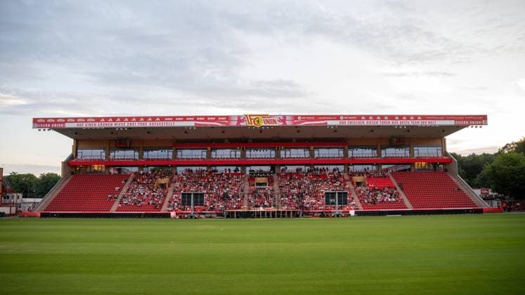 Fußball, Saison 2026 2027, 1. Bundesliga, 1. FC Union Berlin, Union-Theater, Und niemals vergessen: Eisern Union - Das Stück zum Spiel, erste Vorstellung im Stadion An der Alten Försterei, im Bild: Bühne und Zuschauer (Blick von der Gegengerade), 15.07. 2026, *** Soccer, 2026–2027 Season, 1. Bundesliga, 1. FC Union Berlin, Union Theater, And Never Forget: Eisern Union —the play based on the game, first performance at the An der Alten Försterei stadium; pictured: the stage and audience, view from the opposite stand, July 15, 2026, Copyright: xMatthiasxKochx