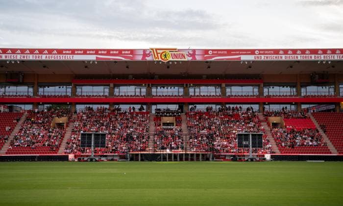 Fußball, Saison 2026 2027, 1. Bundesliga, 1. FC Union Berlin, Union-Theater, Und niemals vergessen: Eisern Union - Das Stück zum Spiel, erste Vorstellung im Stadion An der Alten Försterei, im Bild: Bühne und Zuschauer (Blick von der Gegengerade), 15.07. 2026, *** Soccer, 2026–2027 Season, 1. Bundesliga, 1. FC Union Berlin, Union Theater, And Never Forget: Eisern Union —the play based on the game, first performance at the An der Alten Försterei stadium; pictured: the stage and audience, view from the opposite stand, July 15, 2026, Copyright: xMatthiasxKochx