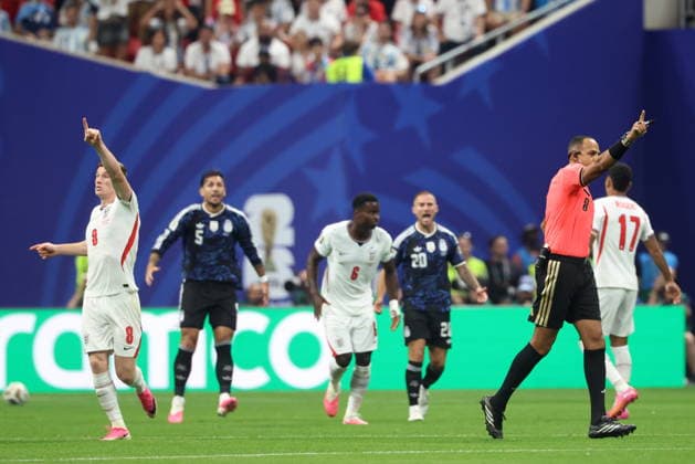 FIFA World Cup, WM, Weltmeisterschaft, Fussball 2026 semifinals - England vs Argentina Referee Ismail Elfath (R) and Elliot Anderson of England (L) gesture during the FIFA World Cup 2026 semifinals match England against Argentina, in Atlanta, Georgia, USA, 15 July 2026. ATLANTA United States  Copyright: xOLGAxFEDOROVAx