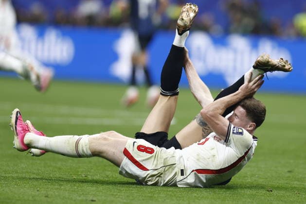 FIFA World Cup, WM, Weltmeisterschaft, Fussball 2026 semifinals - England vs Argentina Elliot Anderson (front) of England and Enzo Fernandez of Argentina in action during the FIFA World Cup 2026 semifinals match England against Argentina, in Atlanta, USA, 15 July 2026. ATLANTA United States  Copyright: xWILLxOLIVERx