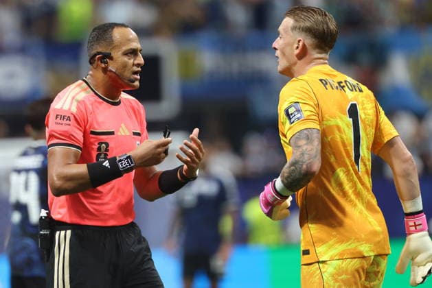 FIFA World Cup, WM, Weltmeisterschaft, Fussball 2026 semifinals - England vs Argentina Referee Ismail Elfath talks with goalkeeper Jordan Pickford of England (R) during the FIFA World Cup 2026 semifinals match England against Argentina, in Atlanta, Georgia, USA, 15 July 2026. ATLANTA United States  Copyright: xOLGAxFEDOROVAx