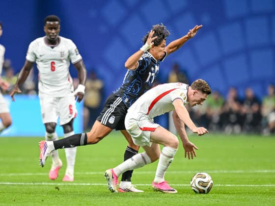 Giuliano Simeone (Argentina) and Elliot Anderson (England) battle for the ball during the FIFA World Cup, WM, Weltmeisterschaft, Fussball 2026 Semi Final match between England and Argentina at Atlanta Stadium on July 15, 2026 in Atlanta, United States. (Photo by Harry Langer DeFodi Images) - *** Giuliano Simeone of Argentina and Elliot Anderson of England battle for the ball during the 2026 FIFA World Cup semifinal match between England and Argentina at Atlanta Stadium on July 15, 2026, in Atlanta, United States. Photo by Harry Langer, DeFodi Images