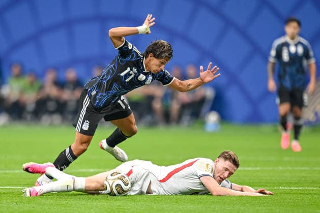 Giuliano Simeone (Argentina) and Elliot Anderson (England) battle for the ball during the FIFA World Cup, WM, Weltmeisterschaft, Fussball 2026 Semi Final match between England and Argentina at Atlanta Stadium on July 15, 2026 in Atlanta, United States. (Photo by Harry Langer DeFodi Images) - *** Giuliano Simeone of Argentina and Elliot Anderson of England battle for the ball during the 2026 FIFA World Cup semifinal match between England and Argentina at Atlanta Stadium on July 15, 2026, in Atlanta, United States. Photo by Harry Langer, DeFodi Images