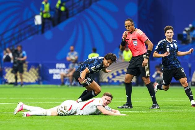 RECORD DATE NOT STATED FIFA World Cup, WM, Weltmeisterschaft, Fussball 2026 - Semifinal - England v Argentina Referee Ismail Elfath and Elliot Anderson player of England during the FIFA World Cup semifinal match between England and Argentina, at Atlanta Stadium, in Georgia, United States, on Wednesday, July 15, 2026.(Foto: Vanessa Carvalho Brazil Photo Press IMAGO) Sports Copyright: xVanessaxCarvalhox