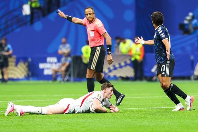 RECORD DATE NOT STATED FIFA World Cup, WM, Weltmeisterschaft, Fussball 2026 - Semifinal - England v Argentina Referee Ismail Elfath and Elliot Anderson player of England during the FIFA World Cup semifinal match between England and Argentina, at Atlanta Stadium, in Georgia, United States, on Wednesday, July 15, 2026.(Foto: Vanessa Carvalho Brazil Photo Press IMAGO) Sports Copyright: xVanessaxCarvalhox