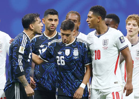 England s Jude Bellingham (10) and Argentina s Leandro Paredes have words in the first half of their semi-final FIFA World Cup, WM, Weltmeisterschaft, Fussball match at Atlanta Stadium in Atlanta, Georgia, on Wednesday, July 15, 2026.  ATL20260715907 CHRISTIANxBRUNSKILL