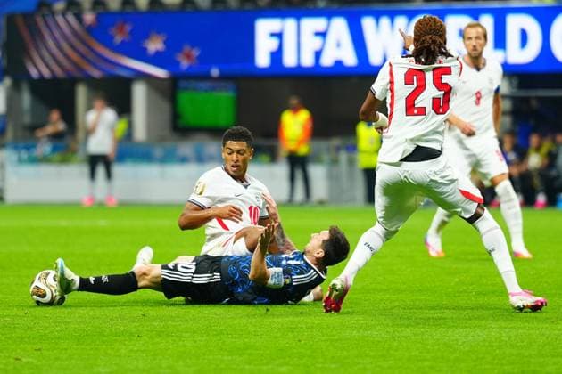 Jude Bellingham of England is tackled by Leandro Paredes of Argentina England v Argentina, 2026 FIFA World Cup, WM, Weltmeisterschaft, Fussball Semi Final, Football, Atlanta Stadium, Atlanta, Georgia, USA - 15 Jul 2026Atlanta Atlanta Stadium Georgia (GA) United States of America  Copyright: xJavierxGarcia Shutterstockx 16992264bl