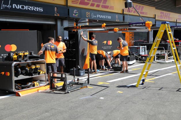 Stavelot, Belgien 17.- 19. Juli 2026: FIA Formel-1-Weltmeisterschaft - 2026 - Großer Preis von Belgien - Spa-Francorchamps - Mittwoch Im Bild: Einrichten der Mc Laren Boxen Circuit de Spa-Francorchamps *** Stavelot, Belgium, July 17–19, 2026, 2026 FIA Formula 1 World Championship, Belgian Grand Prix at Spa-Francorchamps, Wednesday. Pictured: Setting up the McLaren pits at the Circuit de Spa-Francorchamps Copyright: xFotostandx xHorstxBernhardtx