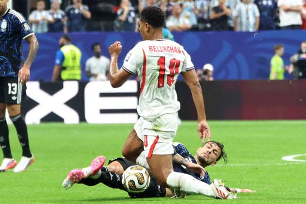 FIFA World Cup, WM, Weltmeisterschaft, Fussball 2026 semifinals - England vs Argentina Jude Bellingham of England (L) in action against Leandro Paredes of Argentina (R) during the FIFA World Cup 2026 semifinals match England against Argentina, in Atlanta, Georgia, USA, 15 July 2026. ATLANTA United States  Copyright: xOLGAxFEDOROVAx