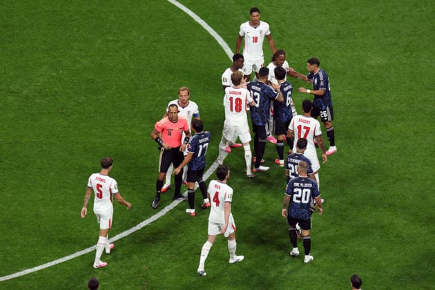 England v Argentina FIFA World Cup, WM, Weltmeisterschaft, Fussball 15 July 2026, Atlanta - FIFA World Cup Football - Semi-Final - England v Argentina - referee Ismail Elfath turns his back as players confront each other - Photo: Charlotte Wilson Offside. Atlanta Georgia USA *** England gegen Argentinien, FIFA-Weltmeisterschaft, 15. Juli 2026, Atlanta, Halbfinale der FIFA-Fußball-Weltmeisterschaft: England gegen Argentinien – Schiedsrichter Ismail Elfath wendet sich ab, während sich die Spieler gegenüberstehen. Foto: Charlotte Wilson, Abseits, Atlanta, Georgia, USA  Copyright: xCharlottexWilsonx xOffsidexOffside