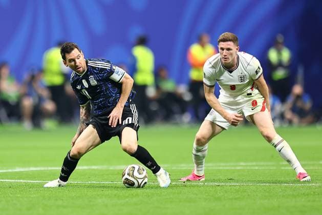 Lionel Messi of Argentina and Elliot Anderson of England England v Argentina, 2026 FIFA World Cup, WM, Weltmeisterschaft, Fussball Semi Final, Football, Atlanta Stadium, Atlanta, Georgia, USA - 15 Jul 2026Atlanta Atlanta Stadium Georgia (GA) United States of America  Copyright: xMichaelxZemanek Shutterstockx 16992756bf