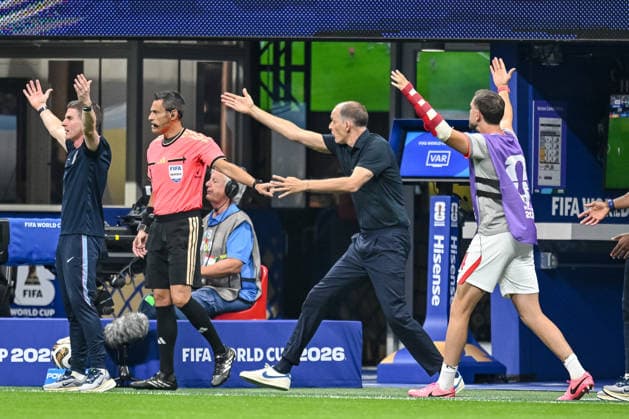 coach Thomas Tuchel (England) and Jordan Henderson (England) gestures during the FIFA World Cup, WM, Weltmeisterschaft, Fussball 2026 Semi Final match between England and Argentina at Atlanta Stadium on July 15, 2026 in Atlanta, United States. (Photo by Harry Langer DeFodi Images) - *** Coach Thomas Tuchel of England and Jordan Henderson of England gesturing during the 2026 FIFA World Cup semifinal match between England and Argentina at Atlanta Stadium on July 15, 2026, in Atlanta, United States. Photo by Harry Langer, DeFodi Images