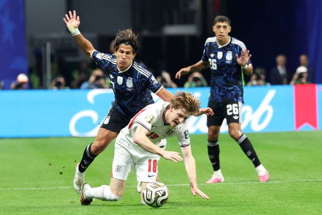 FIFA World Cup, WM, Weltmeisterschaft, Fussball 2026 semifinals - England vs Argentina Giuliano Simeone of Argentina (L) in action against Anthony Gordon of England (R) during the FIFA World Cup 2026 semifinals match England against Argentina, in Atlanta, Georgia, USA, 15 July 2026. ATLANTA United States  Copyright: xOLGAxFEDOROVAx
