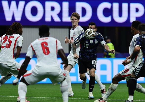 FIFA World Cup, WM, Weltmeisterschaft, Fussball 2026 semifinals - England vs Argentina Lionel Messi of Argentina (CR) in action during the FIFA World Cup 2026 semifinals match England against Argentina, in Atlanta, USA, 15 July 2026. ATLANTA United States  Copyright: xRONALDxWITTEKx