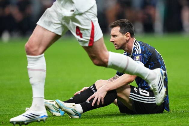 England v Argentina - FIFA World Cup, WM, Weltmeisterschaft, Fussball 2026 - Semi Finals ATLANTA, GEORGIA - JULY 15: Argentina’s Lionel Messi sits on the pitch during the 2026 FIFA World Cup semifinal match between England and Argentina at Atlanta Stadium in Atlanta, Georgia, United States, on July 15, 2026. Evrim Aydin Anadolu Georgia United States. Editorial use only. Please get in touch for any other usage.  Copyright: x2026xAnadoluxEvrimxAydinx