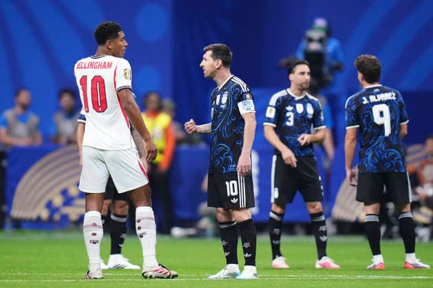 England v Argentina: Semi Final - FIFA World Cup, WM, Weltmeisterschaft, Fussball 2026 Jude Bellingham of England talk to Lionel Messi of Argentina during the FIFA World Cup 2026 Semi Final match between England and Argentina at Atlanta Stadium on July 15, 2026 in Atlanta, Georgia. Atlanta GA United States  Copyright: xJosexBretonx originalFilename:bretonhernandez-englandv260715_npxTj.jpg