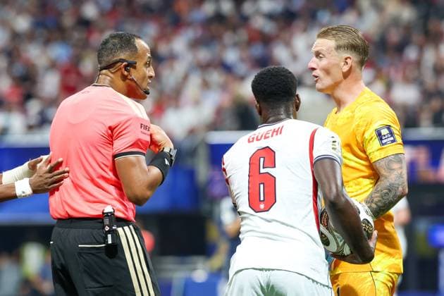 RECORD DATE NOT STATED FIFA World Cup, WM, Weltmeisterschaft, Fussball 2026 - Semifinal - England v Argentina Jordan Pickford Goalkeeper of England talks to referee Ismail Elfath during the FIFA World Cup semifinal match between England and Argentina, at Atlanta Stadium, in Georgia, United States, on Wednesday, July 15, 2026.(Foto: Vanessa Carvalho Brazil Photo Press IMAGO) Sports Copyright: xVanessaxCarvalhox