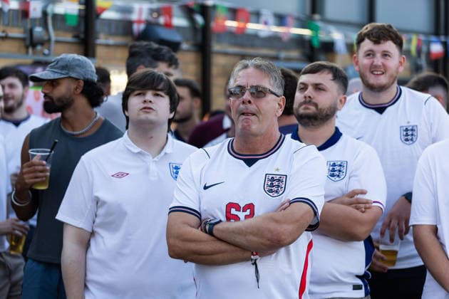 England v Argentina at Broomfields England fans in The Ravens Nest before a screening of the FIFA World Cup, WM, Weltmeisterschaft, Fussball 2026 match between England and Argentina at Broomfields in the CopperJax Community Stadium, London 15 07 2026 UK Newspapers OUT Copyright: xBenxPetersx FIL-23623-0012