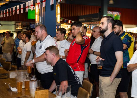 England v Argentina at Broomfields England fans during a screening of the FIFA World Cup, WM, Weltmeisterschaft, Fussball 2026 match between England and Argentina at Broomfields in the CopperJax Community Stadium, London 15 07 2026 UK Newspapers OUT Copyright: xBenxPetersx FIL-23623-0014