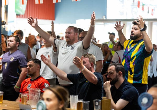 England v Argentina at Broomfields England fans during a screening of the FIFA World Cup, WM, Weltmeisterschaft, Fussball 2026 match between England and Argentina at Broomfields in the CopperJax Community Stadium, London 15 07 2026 UK Newspapers OUT Copyright: xBenxPetersx FIL-23623-0016