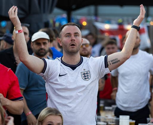 England v Argentina at Broomfields England fans in The Ravens Nest during a screening of the FIFA World Cup, WM, Weltmeisterschaft, Fussball 2026 match between England and Argentina at Broomfields in the CopperJax Community Stadium, London 15 07 2026 UK Newspapers OUT Copyright: xBenxPetersx FIL-23623-0018