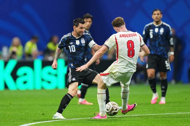 England v Argentina - FIFA World Cup, WM, Weltmeisterschaft, Fussball 2026 - Semi Finals ATLANTA, GEORGIA - JULY 15: Argentina’s Lionel Messi (10) challenges England’s Elliot Anderson (8) for the ball during the 2026 FIFA World Cup semifinal match between England and Argentina at Atlanta Stadium in Atlanta, Georgia, United States, on July 15, 2026. Evrim Aydin Anadolu Georgia United States. Editorial use only. Please get in touch for any other usage.  Copyright: x2026xAnadoluxEvrimxAydinx
