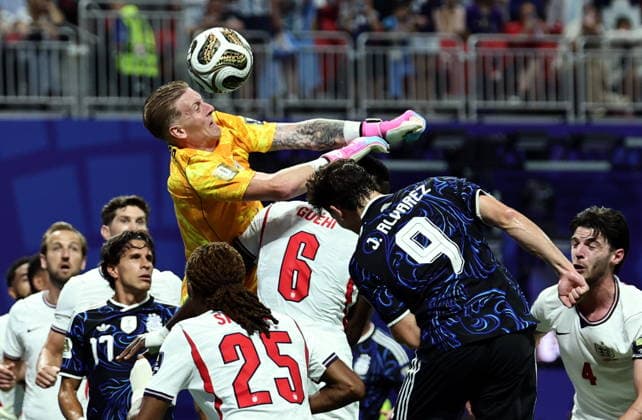 FIFA World Cup, WM, Weltmeisterschaft, Fussball 2026 semifinals - England vs Argentina Goalkeeper Jordan Pickford of England in action during the FIFA World Cup 2026 semifinals match England against Argentina, in Atlanta, USA, 15 July 2026. ATLANTA United States  Copyright: xRONALDxWITTEKx
