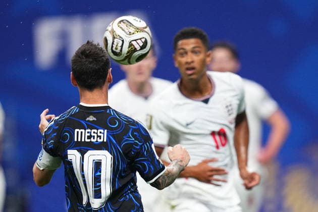 England v Argentina - FIFA World Cup, WM, Weltmeisterschaft, Fussball 2026 - Semi Finals ATLANTA, GEORGIA - JULY 15: Argentina’s Lionel Messi (10) controls the ball under pressure from England’s Jude Bellingham (10) during the 2026 FIFA World Cup semifinal match between England and Argentina at Atlanta Stadium in Atlanta, Georgia, United States, on July 15, 2026. Evrim Aydin Anadolu Georgia United States. Editorial use only. Please get in touch for any other usage.  Copyright: x2026xAnadoluxEvrimxAydinx