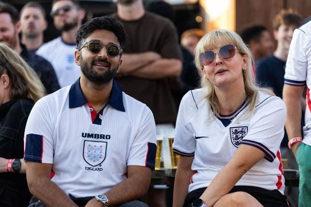 England v Argentina at Broomfields England fans in The Ravens Nest during a screening of the FIFA World Cup, WM, Weltmeisterschaft, Fussball 2026 match between England and Argentina at Broomfields in the CopperJax Community Stadium, London 15 07 2026 UK Newspapers OUT Copyright: xBenxPetersx FIL-23623-0020
