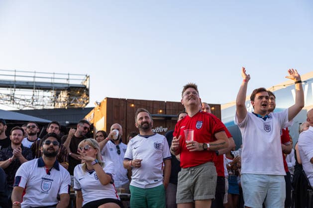 England v Argentina at Broomfields England fans in The Ravens Nest during a screening of the FIFA World Cup, WM, Weltmeisterschaft, Fussball 2026 match between England and Argentina at Broomfields in the CopperJax Community Stadium, London 15 07 2026 UK Newspapers OUT Copyright: xBenxPetersx FIL-23623-0024