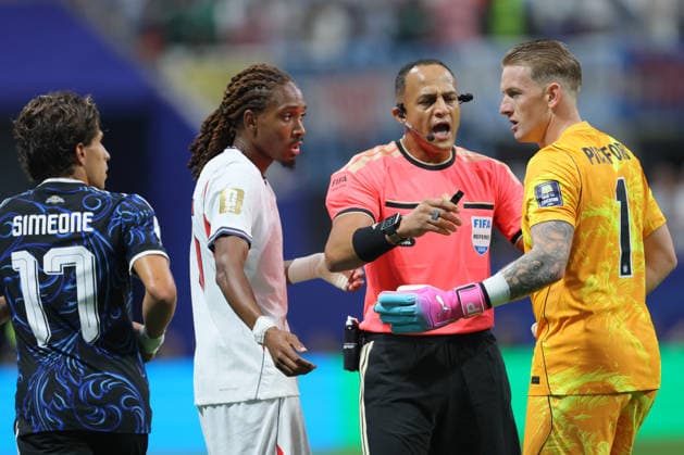 England v Argentina: Semi Final - FIFA World Cup, WM, Weltmeisterschaft, Fussball 2026 Giuliano Simeone of Argentina, Djed Spence of England, Referee Ismail Elfath and Jordan Pickford, goalkeeper of England in incident during the FIFA World Cup 2026 Semi Final match between England and Argentina at Atlanta Stadium on July 15, 2026 in Atlanta, United States. Atlanta Atlanta Stadium GA United States Copyright: xAllstarxPicturexLibraryxLtdx