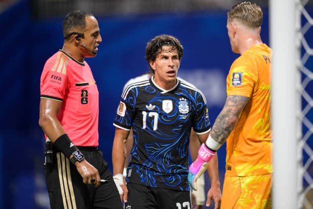 Fußball, WM 2026, 20260715, England - Argentinien. Im Bild v.l. Schiedsrichter Ismail ELFATH (USA), Giuliano SIMEONE (Argentinien, 17), Torwart Jordan PICKFORD (England, 1). Atlanta Atlanta-Stadion Georgia Vereinigte Staaten von Amerika *** Soccer, 2026 World Cup, 20260715, England vs. Argentina. Pictured, from left: Referee Ismail ELFATH (USA), Giuliano SIMEONE (Argentina, 17), Goalie Jordan PICKFORD (England), 1 Atlanta, Atlanta Stadium, Georgia, United States of America Copyright: Passion2Press MarkusxFischerx