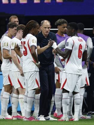 ATLANTA - England s Djed Spence, England manager Thomas Tuchel and England s Marc Guehi during the hydration break at the 2026 FIFA World Cup, WM, Weltmeisterschaft, Fussball semi-final match between England and Argentina at the Atlanta Stadium on July 15, 2026, in Atlanta, Georgia, United States. MAURICE VAN STEEN ANP FIFA World Cup 2026 - semi final 2026 xVIxANPxSportx xMauricexvanxSteenxIVx 563602375 originalFilename: 563602375.jpg