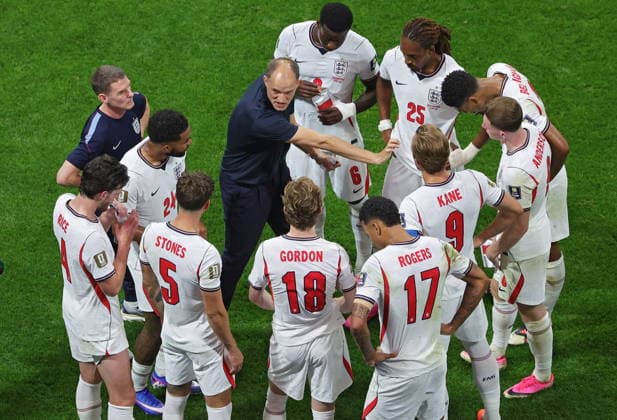 FIFA World Cup, WM, Weltmeisterschaft, Fussball 2026 semifinals - England vs Argentina England s head coach Thomas Tuchel (C) talks to players during the first hydration break during the FIFA World Cup 2026 semifinals match England against Argentina, in Atlanta, USA, 15 July 2026. ATLANTA United States  Copyright: xCRISTOBALxHERRERA-ULASHKEVICHx